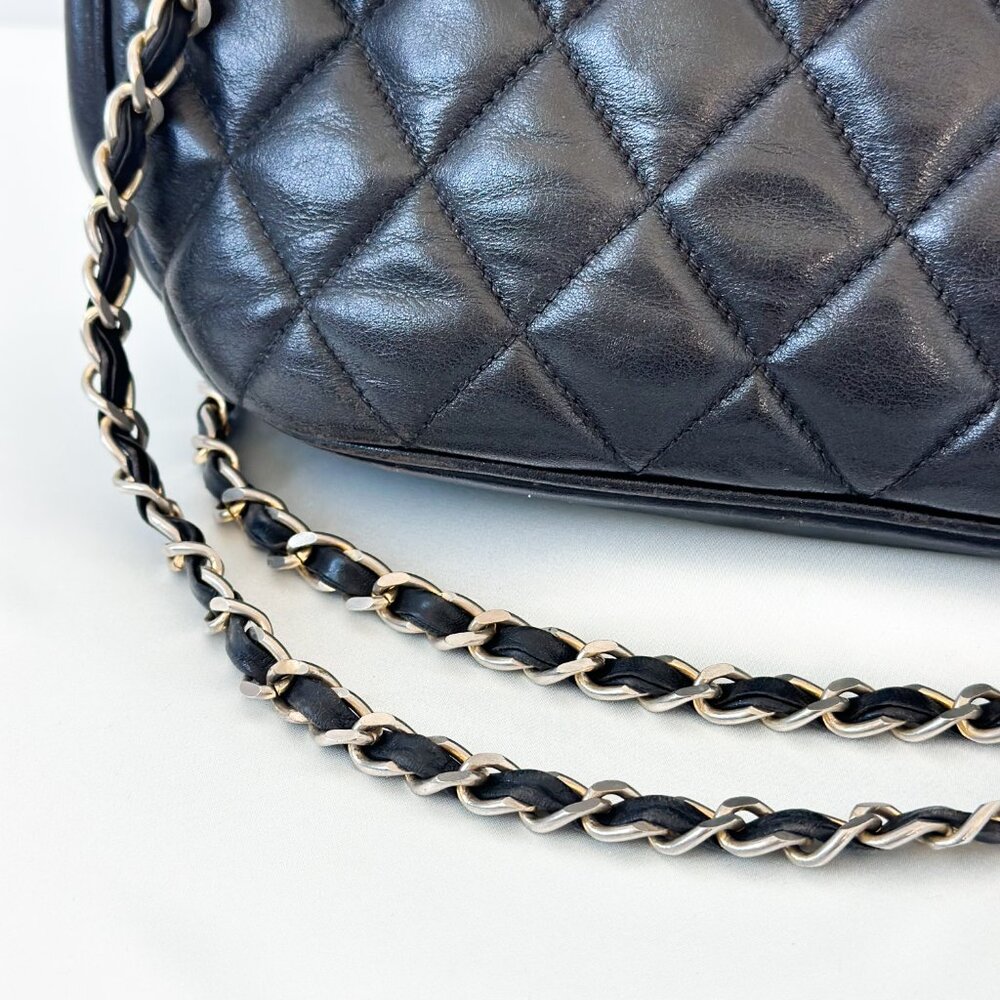 90’s CHANEL Black Quilted Lambskin Shoulder Bag with Gold Chain - Picture 2 of 16